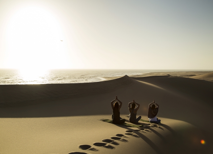 yoga-am-strand-in-swakopmund_k1_7008_690x501 Yoga am Strand - Swakopmund