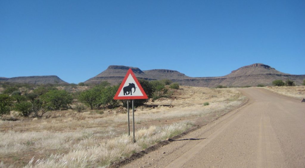 elefantenwarnschild-am-grootberg-in-namibia Elefantenwarnschild am Grootberg, Damaraland, Namibia