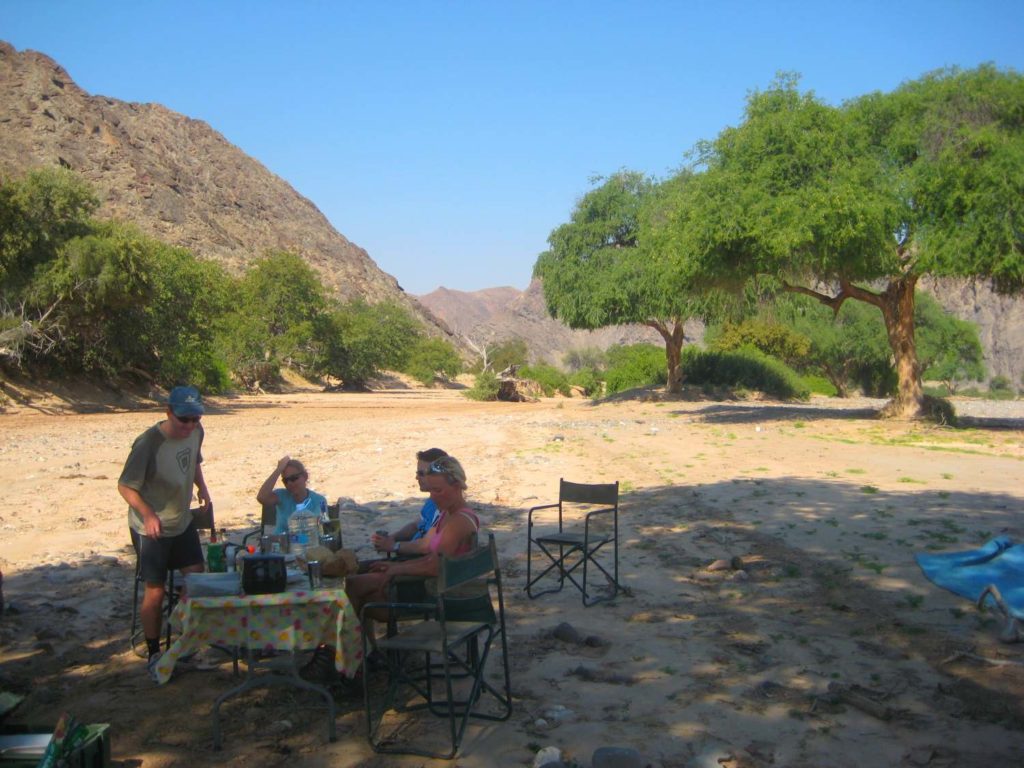 mittagspicknik-im-hoanib Mittags-Picknick im Hoanib Flussbett, Namibia
