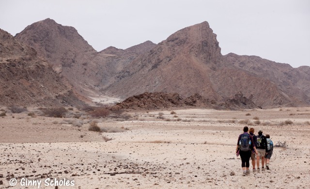 chilly desert Wanderer im Damaraland