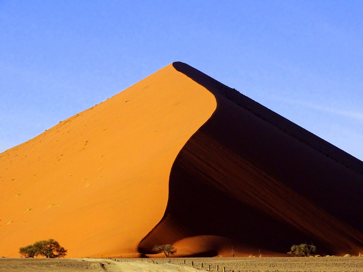 Düne in Licht und Schatten auf dem Weg zum Sossusvlei Tote Bäume im Dead Vlei
