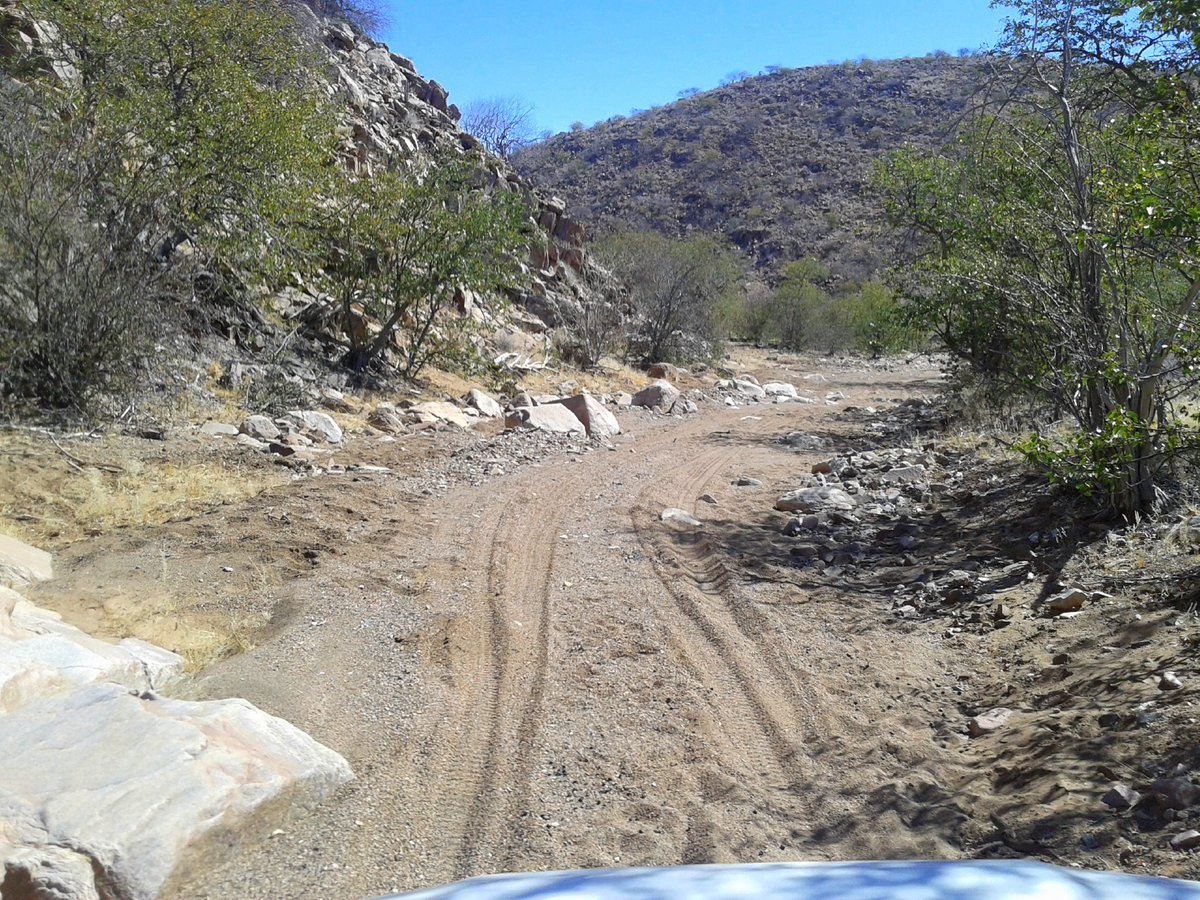 Rauhes Terrain im Damaraland beim Nashorn-Tracking