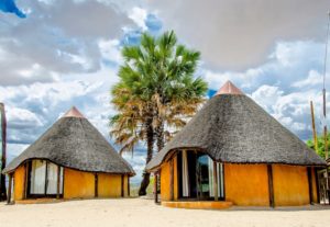 Lodge im Ovambostil mit runden Zimmern Lodge mit runden Zimmern im Ovambostil