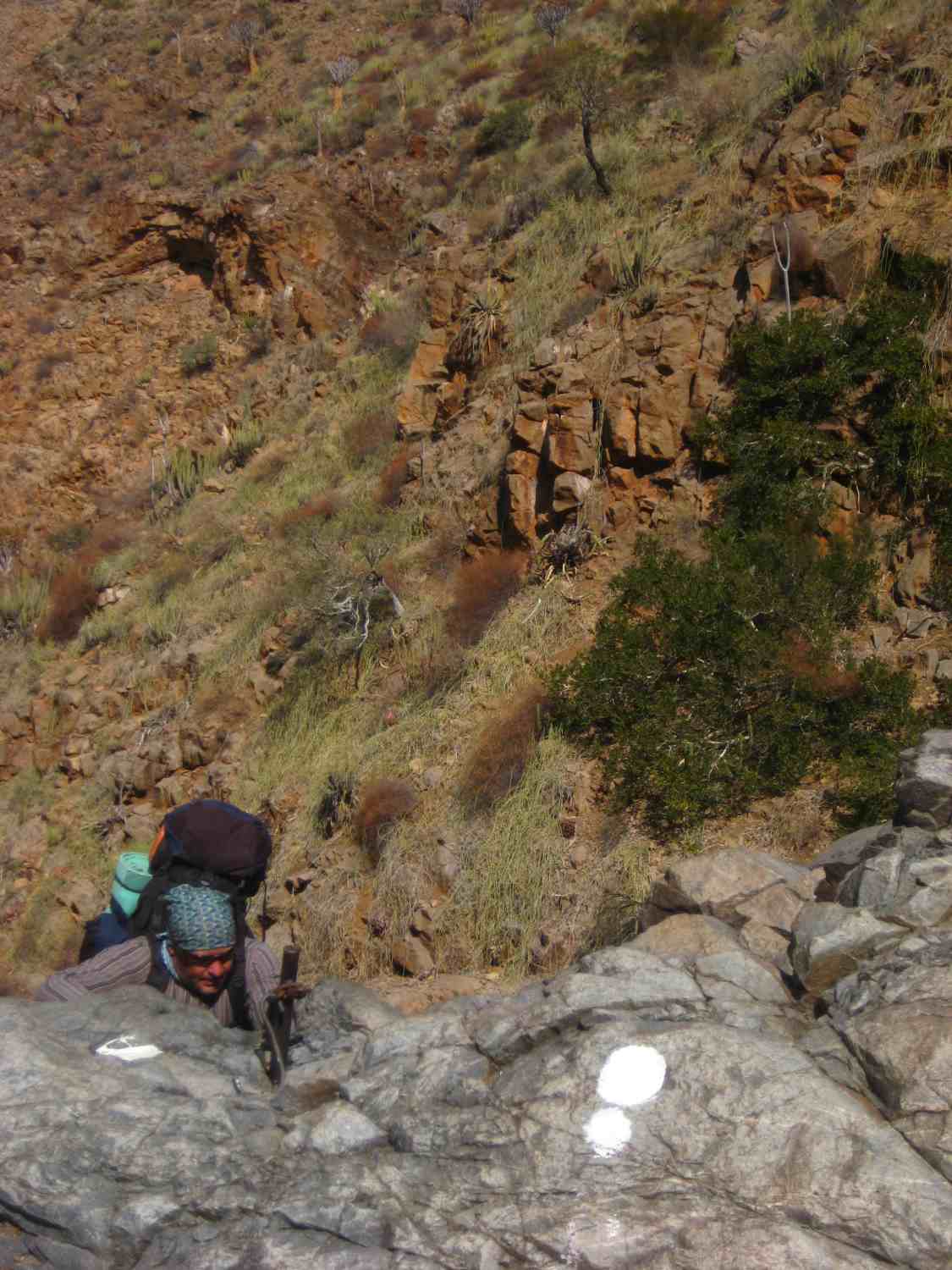 Senkrecht hinunterführender Abstieg an Ketten auf dem Naukluft Wandertrail