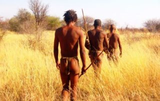 Buschleute auf traditioneller Jagd