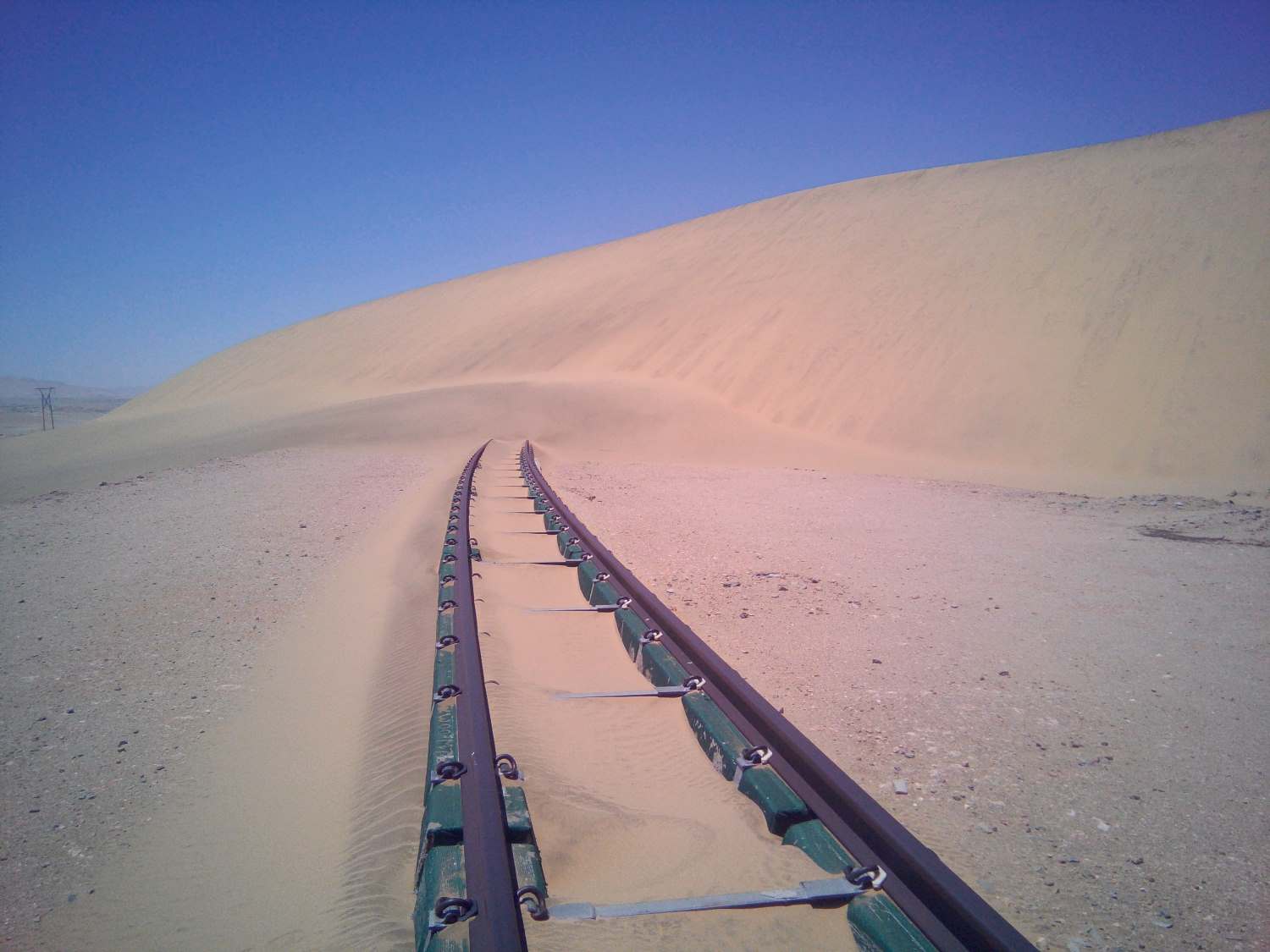 Von Dünen verwehtes Bahngleis bei Lüderitz