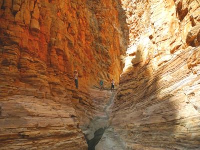 Wanderung entlang von Steilwand an Ketten in der Naukluft