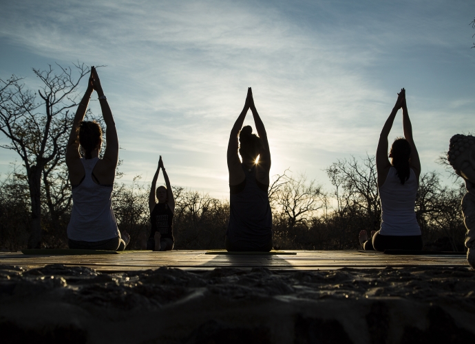 Yoga zum Sonnenaufgang – Etosha Yoga zum Sonnenaufgang - Etosha