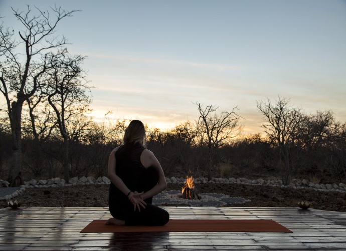 Yoga zum Sonnenuntergang_690x501 Yoga zum Sonnenuntergang - Etosha