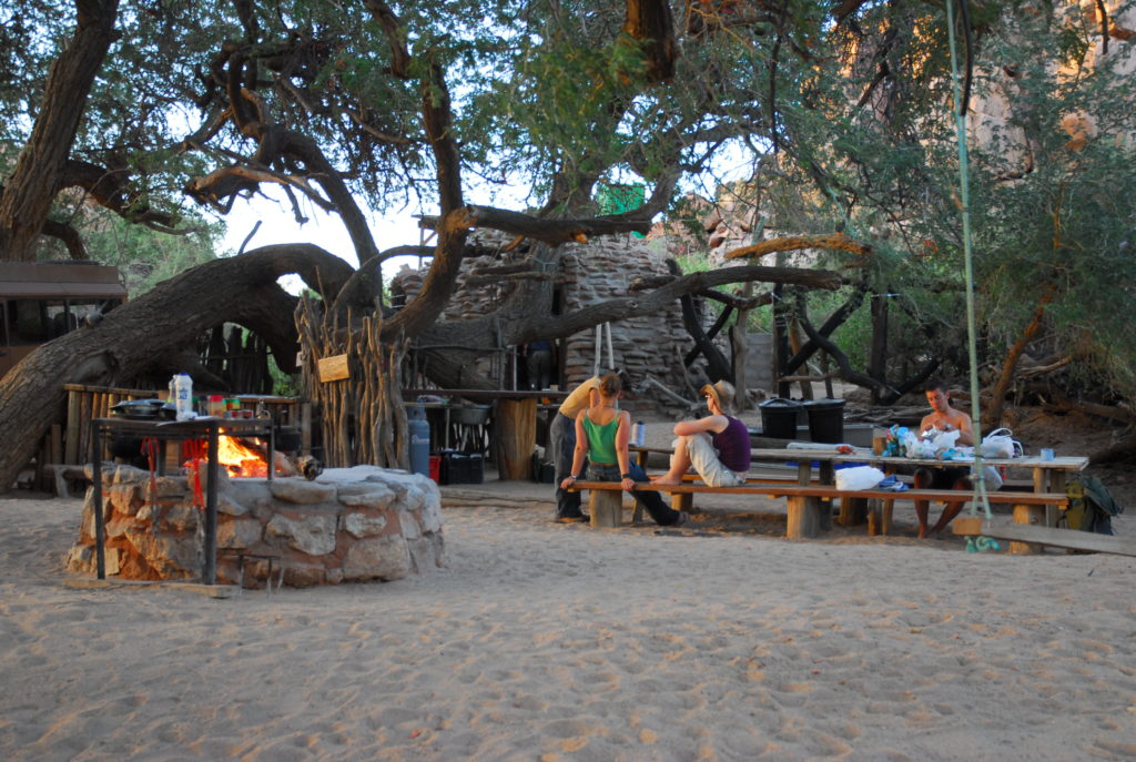 Entspannung nach getaner Arbeit bei der Freiwilligenarbeit für Wüstenelefanten Volunteers relaxing in camp, Namibia, Damaraland