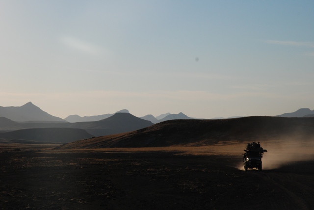 Abendstimmung auf Wüstenelefanten Patrouille in Namibia 4x4 on volunteer patrol in Damaraland Namibia