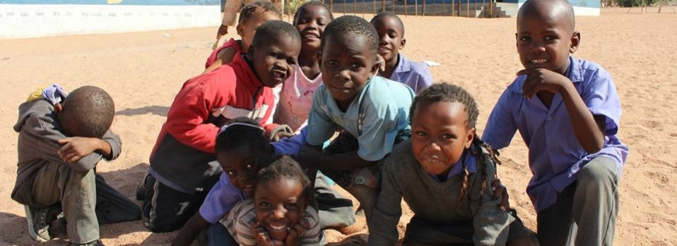 Encounters with children while volunteering for Namibia’s desert elephants Begegnungen mit Kindern bei der Freiwilligenarbeit für Wüstenelefanten in Namibia