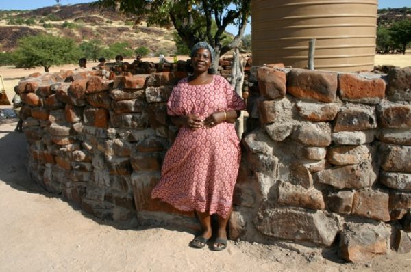 Volunteering for desert elephants – helping the community to live with the elephants Freiwilligenarbeit für Wüstenelefanten: Schutzmauern für Wasserreservoirs