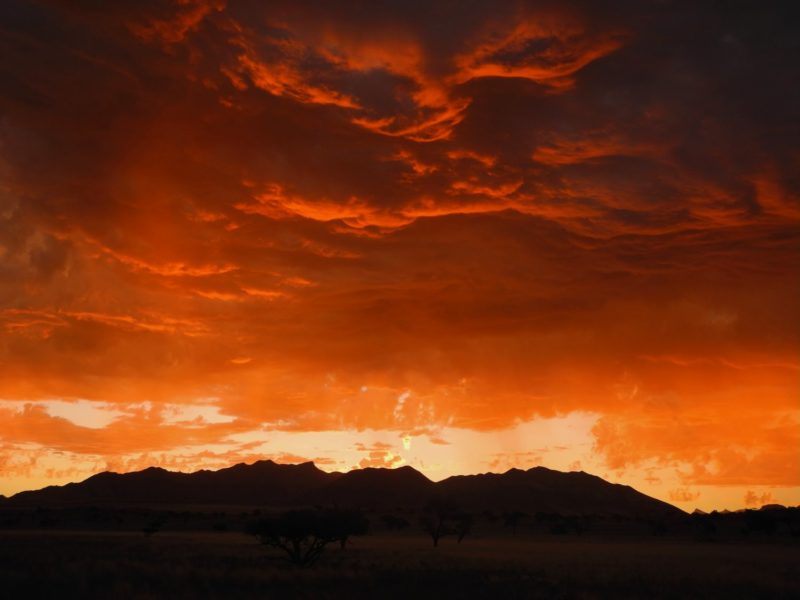 Spektakuläre Wolkenberge im Sonnenuntergang in der Namib