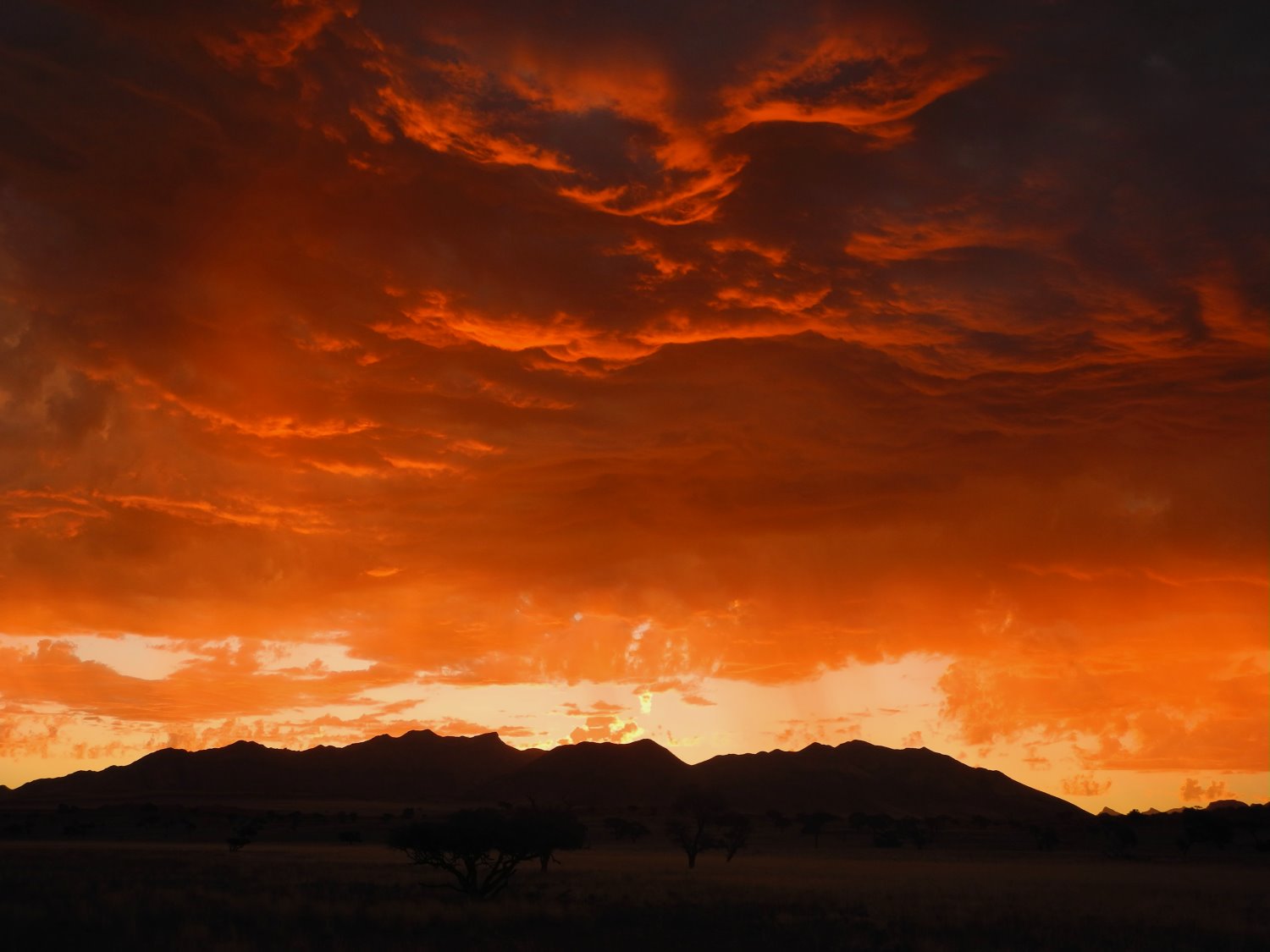 Spektakuläre Wolkenberge im Sonnenuntergang in der Namib