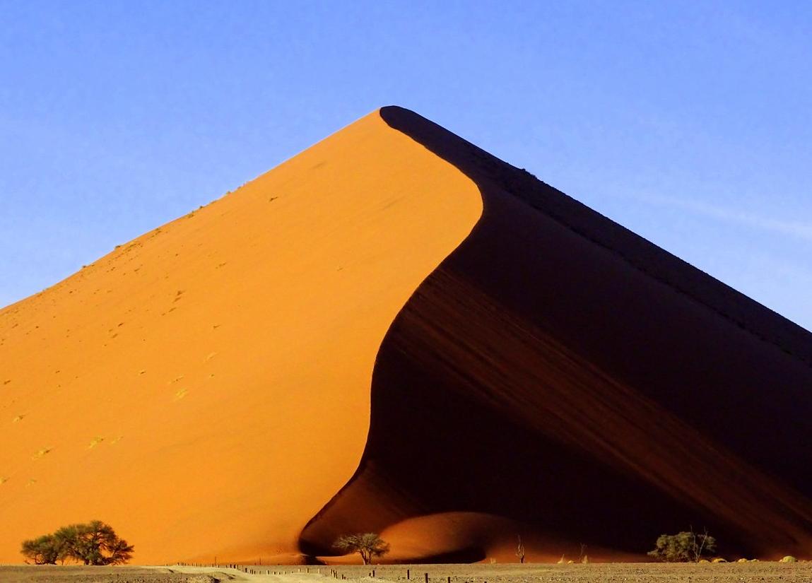 Düne in Licht und Schatten auf dem Weg zum Sossusvlei Düne auf dem Weg zum Sossusvlei