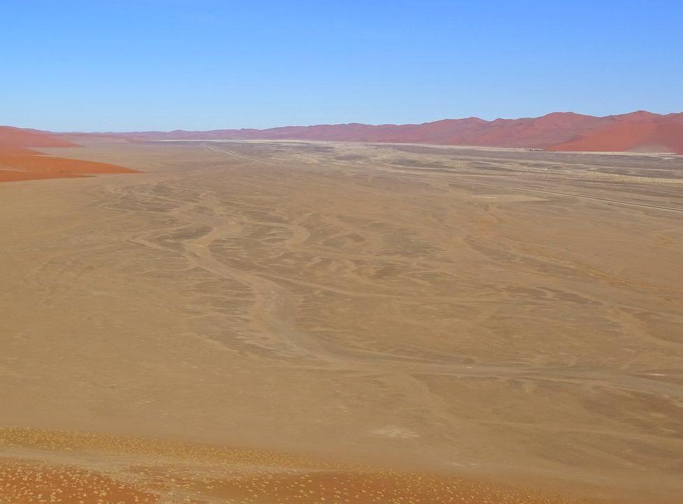 Weites Tal zwischen den Dünen auf dem Weg zum Sossuslvei Atemberaubender Ausblick von Düne 45