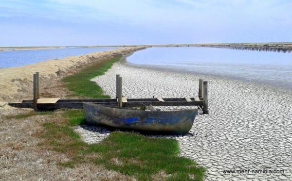 Boot liegt auf dem Trockenen