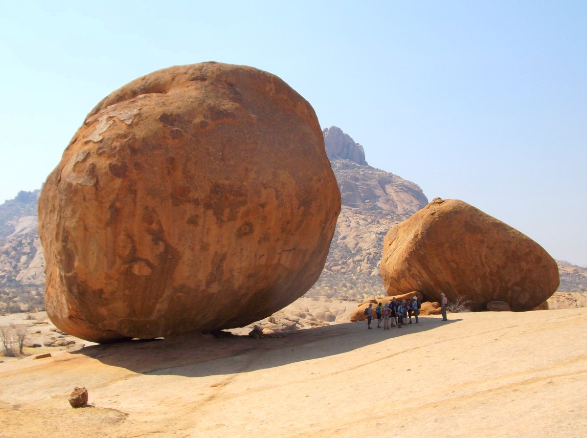 Riesige Felskugel im Erongo Gebirge in Namibia