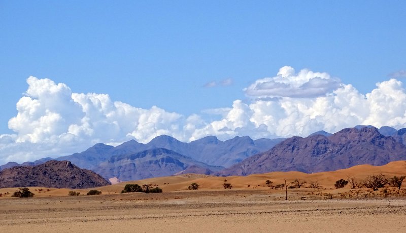 Wolkenberge über dem Naukluftgebirge im Süden Namibias