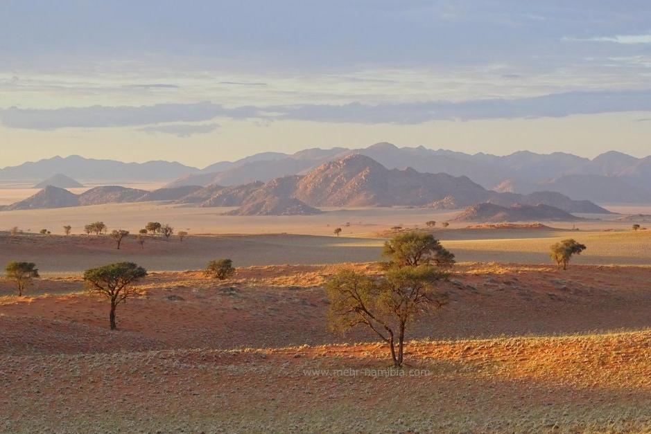 Dünenlandschaft mit Bergen in der Namib - wandern und träumen