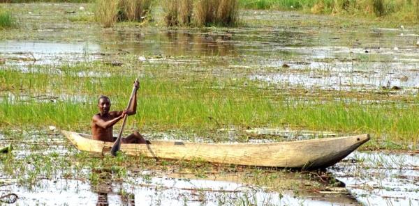 Fischer mit Mokoro im Caprivi Streifen Namibia Fischer mit Mokoro im Caprivi Streifen Namibia