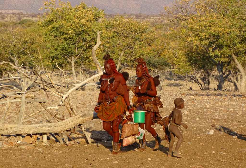 HImbafrauen in einem Dorf im Kaokoveld Namibia