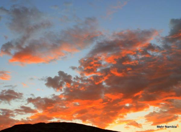 Wolken im Sonnentuntergang in Namibia
