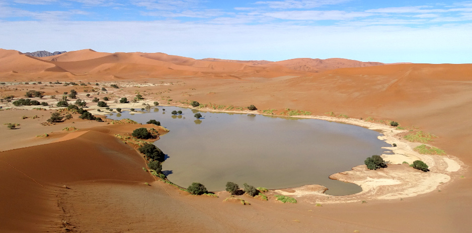 Ein See am Sossusvlei Farbkontraste am Sossusvlei Namibia