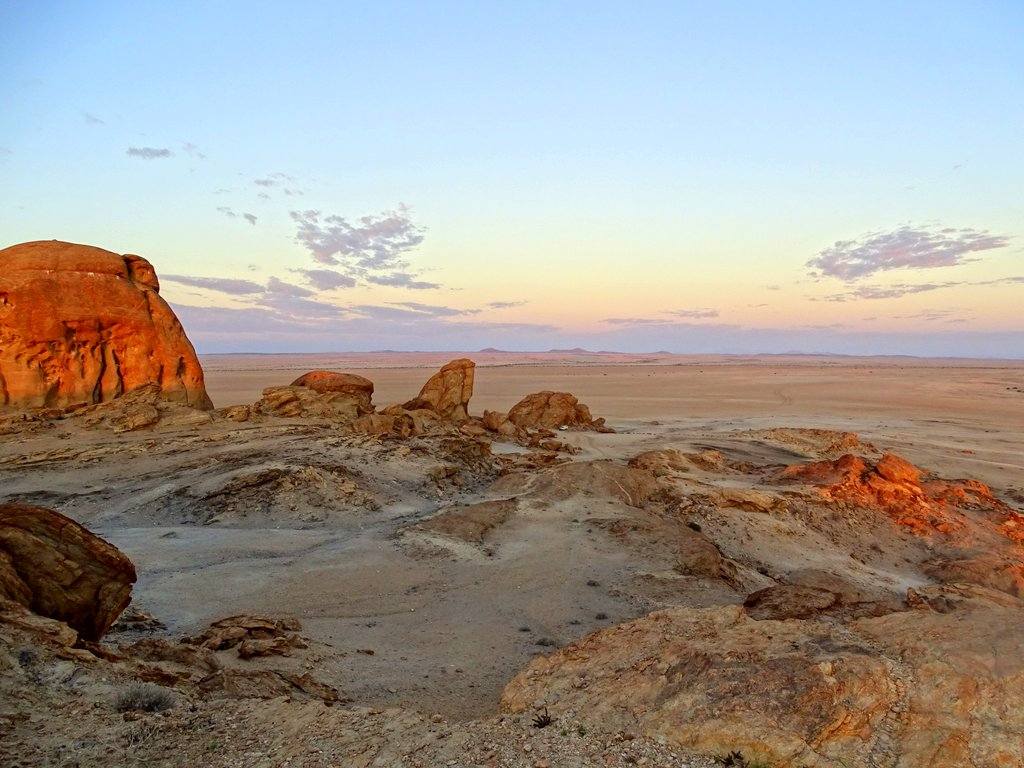 Die weiten Flächen der Namib Wüste