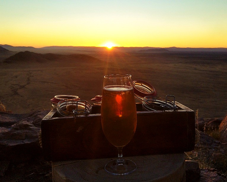 Sundowner in der Namib Wüste