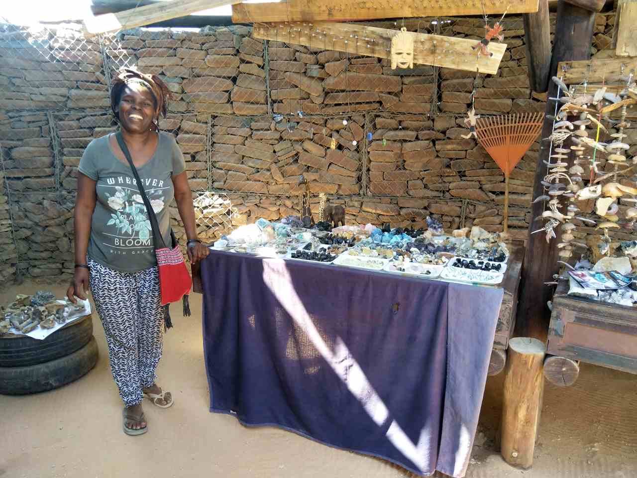 Verkäuferin am Ûiba-Ôas Crystal Market Verkäuferin am Ûiba-Ôas Crystal Market