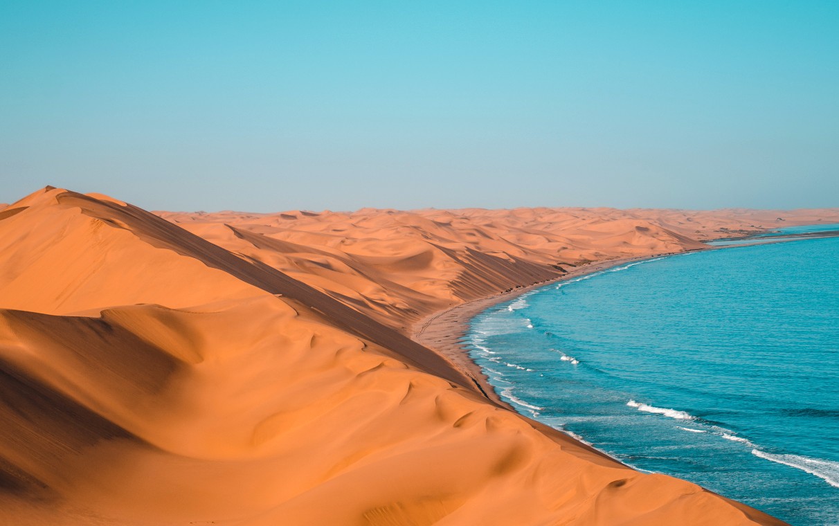 Wüste trifft auf Ozean in Namibia