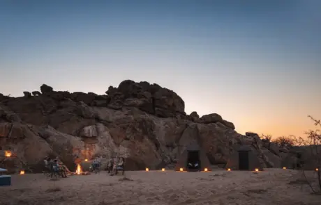 Zelte mit Lagerfeuer bei Glamping Abenteuer Namibia