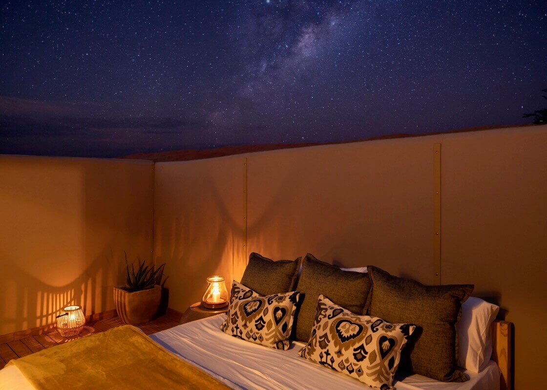 Bett unter den Sternen im NamibRand Nature Reserve