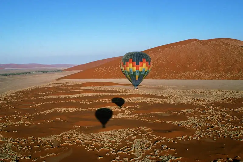 Ballon über den Dünen in Namibia