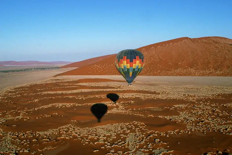 Ballon über den Dünen in Namibia Ballon über den Dünen in Namibia
