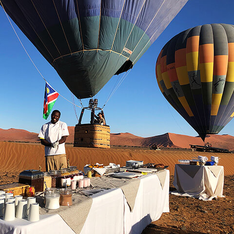 Champagnerfrühstück nach der Ballonfahrt über der Namib Wüste Champagnerfrühstück nach der Ballonfahrt über der Namib Wüste