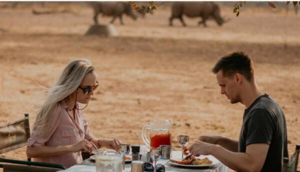 Brunch mit Nashörnern in Namibia Brunch mit Nashörnern in Namibia
