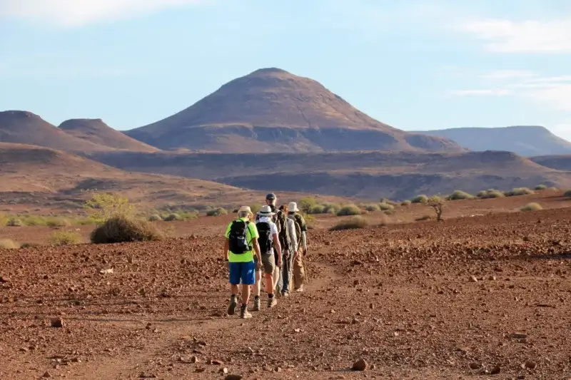 Wanderer vor Kegelbergen im Damaraland Wanderer vor Kegelbergen im Damaraland