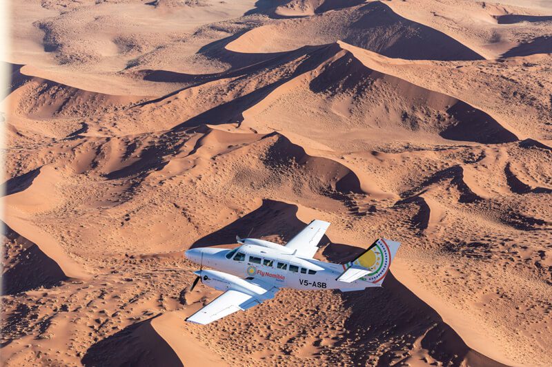 Flug über die Dünen in Namibia mit klarer Sicht