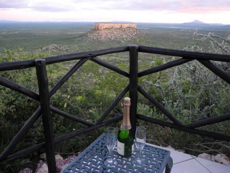 Aussicht mit Sekt – Vingerklip Namibia Aussicht mit Sekt - Vingerklip Namibia