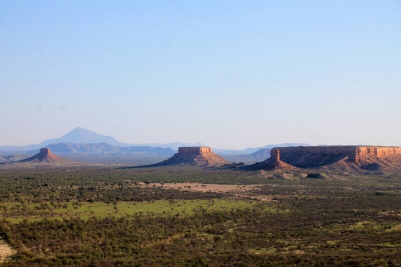Vingerklip mit Okonynena im Hintergrund Vingerklip mit Okonynena im Hintergrund