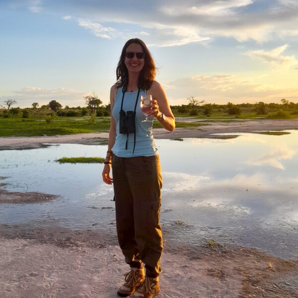 Barbara beim Sundowner in Botswana