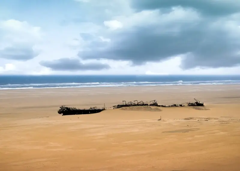 Luftaufnahme eines Schiffswracks an der Skelettküste – Flugsafari Luftaufnahme eines Schiffswracks an der Skelettküste - Flugsafari
