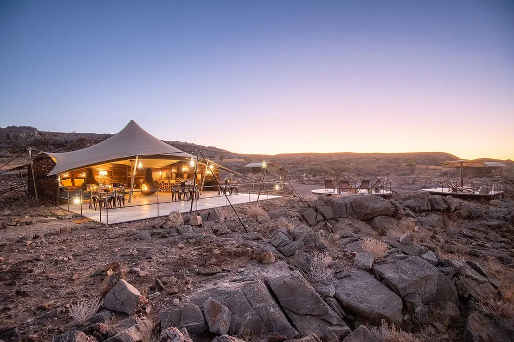 Lodge im Abendlicht Lodge Terrasse in Namibia C) Ondili Lodges